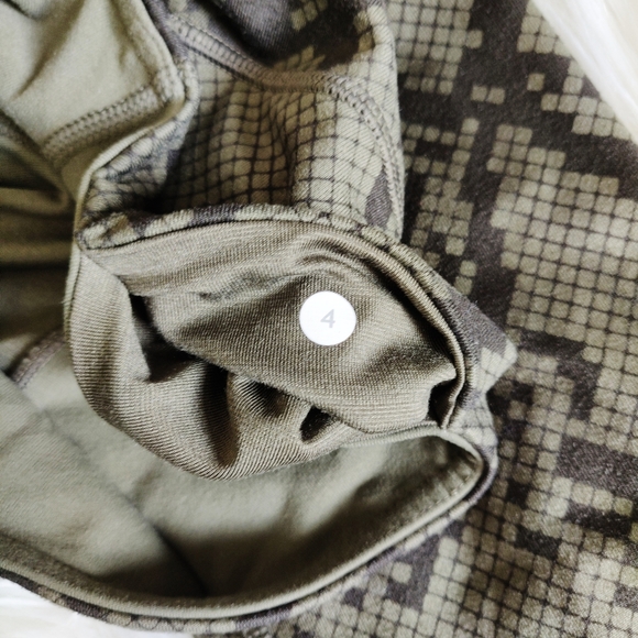 Lululemon snakeskin Wunder Under Crop  - Picture 9 of 9